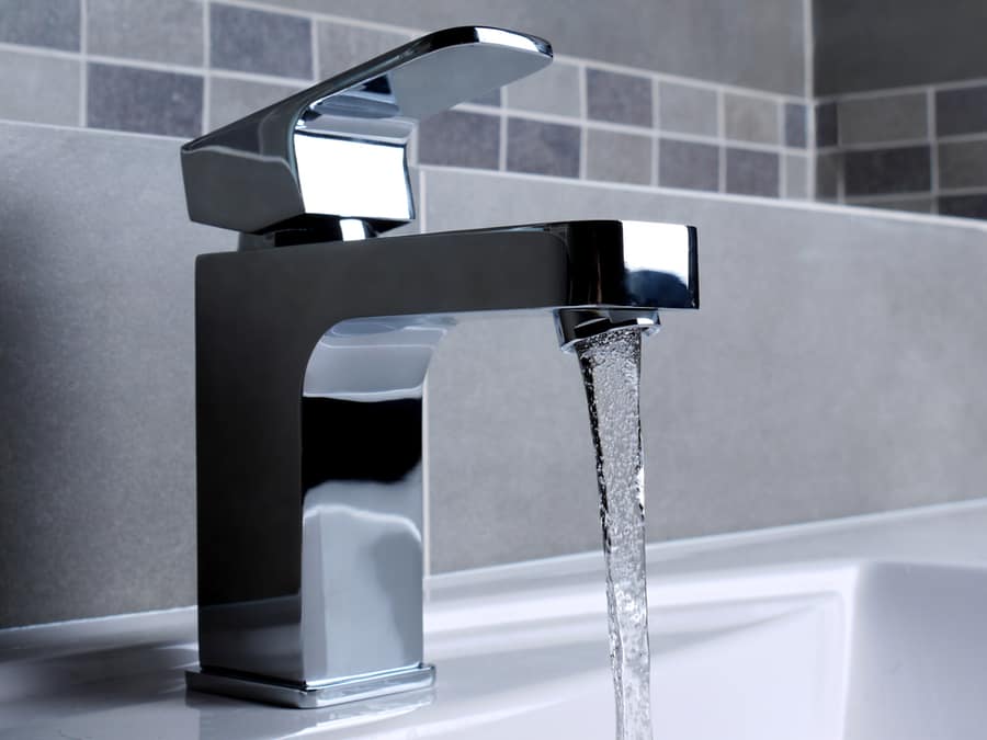 Modern Bathroom Chrome Faucet With Running Water