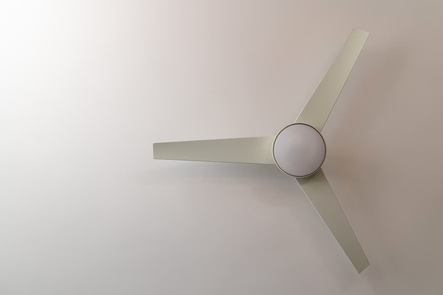 White Ceiling Fan With Light Turned Off