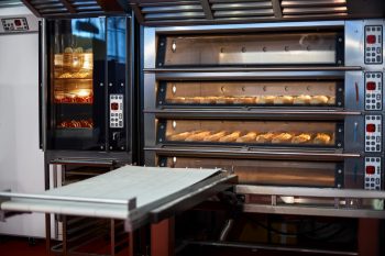 Industrial Convection Oven With Cooked Bakery Products For Catering