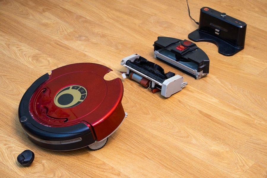 The Robot Vacuum Cleaner Collapsed Before Reaching The Base
